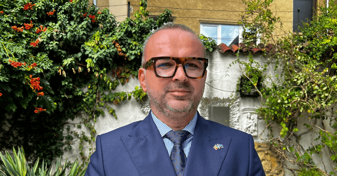Marketingul politic integrat la nivel local: construirea și măsurarea notorietății unui candidat prin presă, steaguri și rețele sociale