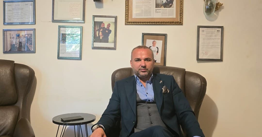 Entitatea verificabilă: cum își aliniază o companie datele de identitate pe site, în presă și în datele structurate pentru motoarele de căutare și asistenții AI
